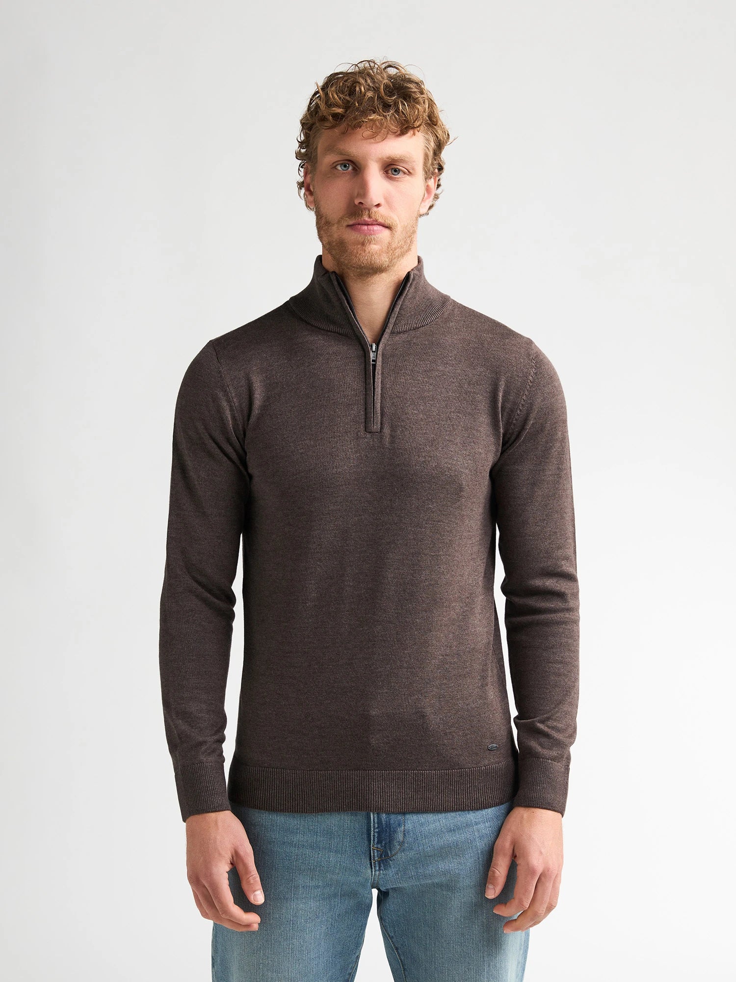 Vue de face du pull demi-zip marron cèdre Wheel PETROL INDUSTRIES porté par un mannequin