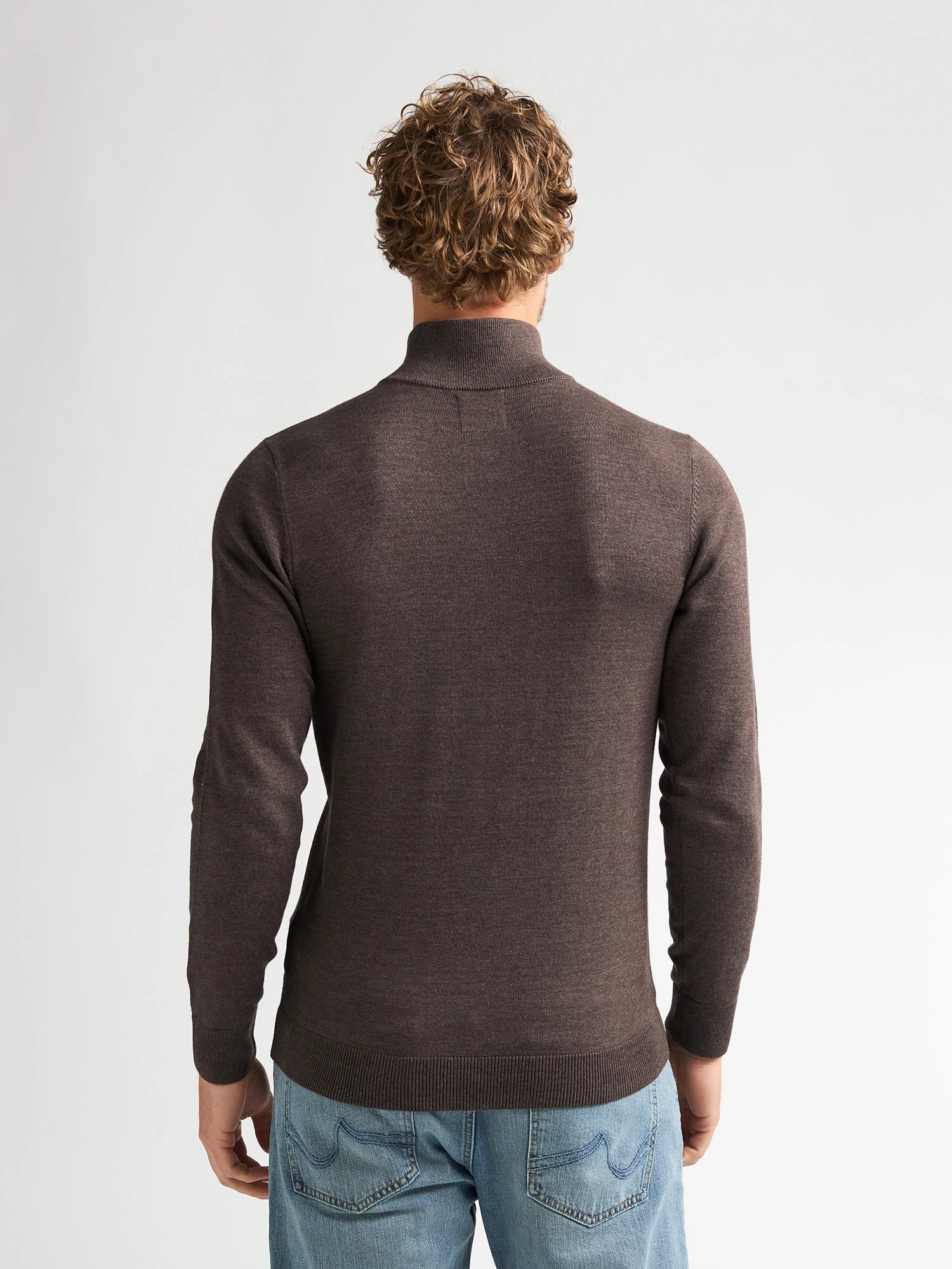 Vue de dos du pull ajusté marron cèdre PETROL INDUSTRIES HOMME