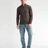 Look homme complet avec le pull demi-zip marron cèdre Wheel PETROL INDUSTRIES et un jean bleu et des baskets blanches
