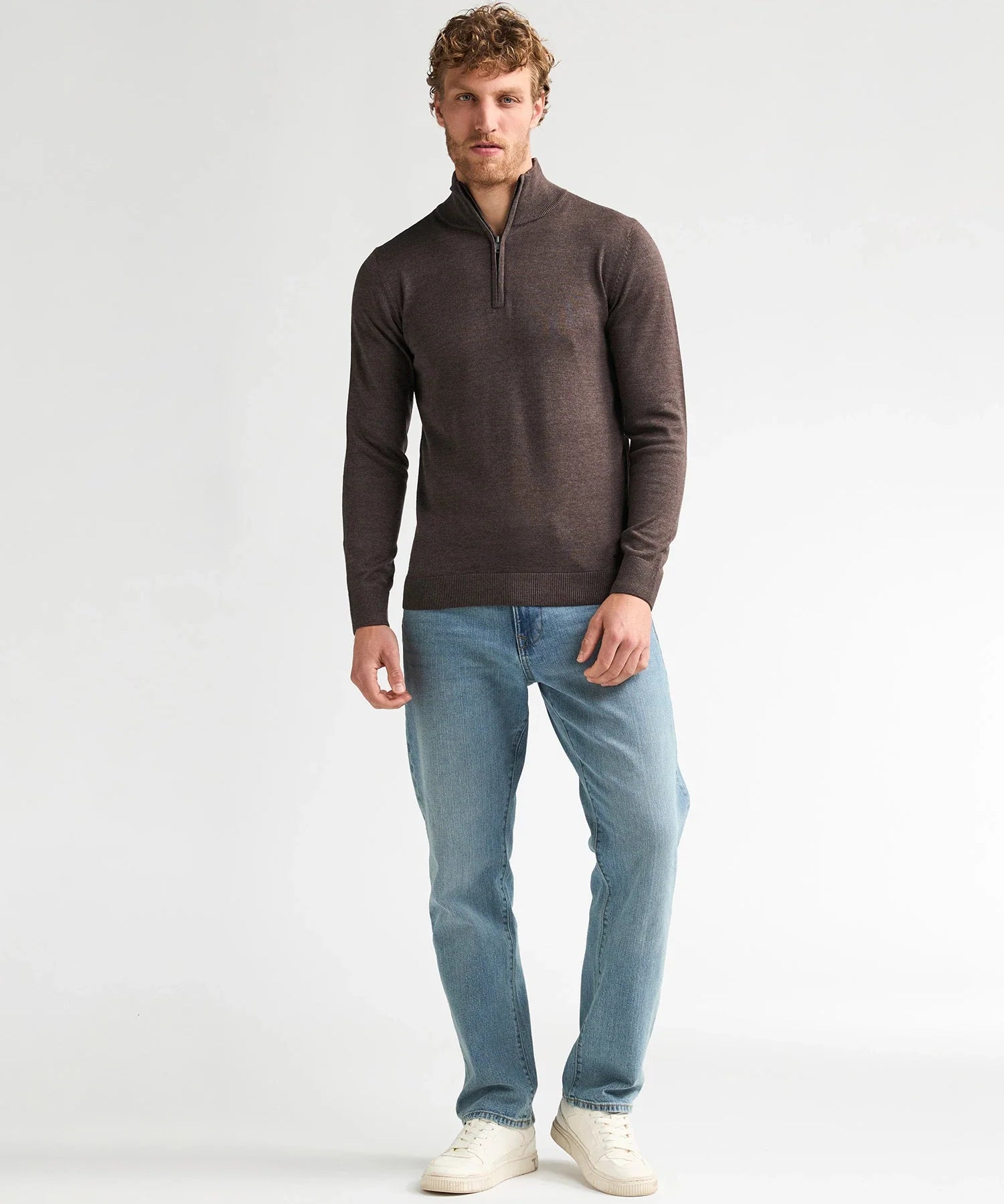 Look homme complet avec le pull demi-zip marron cèdre Wheel PETROL INDUSTRIES et un jean bleu et des baskets blanches