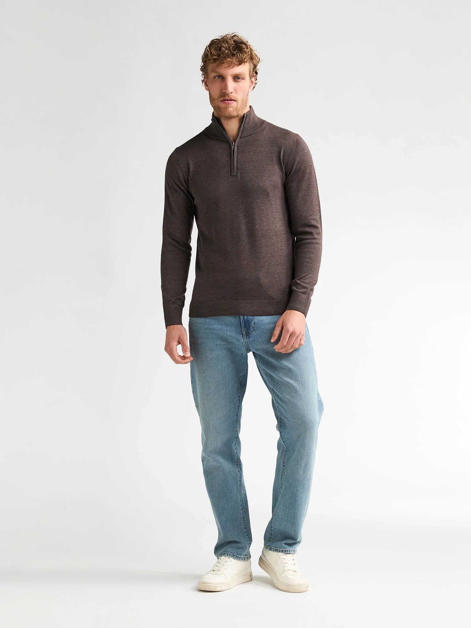 Look homme complet avec le pull demi-zip marron cèdre Wheel PETROL INDUSTRIES et un jean bleu et des baskets blanches