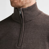 Zoom sur le col montant zippé et la fermeture métallique du pull marron cèdre PETROL INDUSTRIES