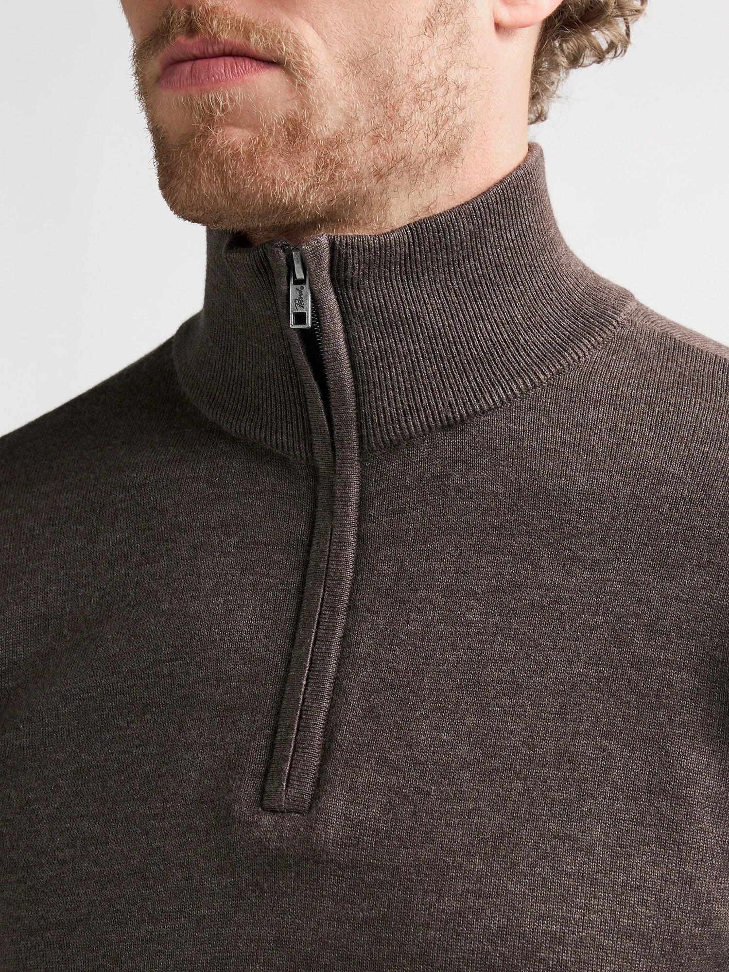 Zoom sur le col montant zippé et la fermeture métallique du pull marron cèdre PETROL INDUSTRIES