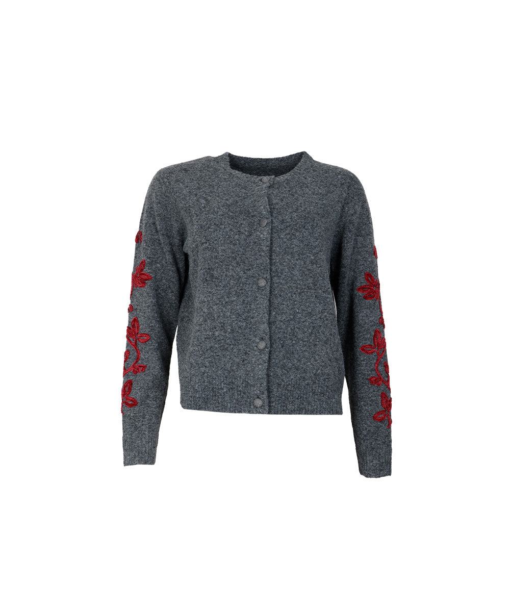 Gilet en maille gris chiné C'EST BEAU LA VIE Draperi avec boutons gris et broderies florales rouges sur les manches vue de face