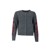 Gilet en maille gris chiné C'EST BEAU LA VIE Draperi avec boutons gris et broderies florales rouges sur les manches vue de face