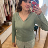 Pull léger col V à capuche Duyck - Vert sauge - SUN VALLEY FEMME