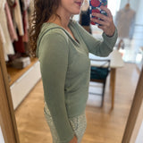 Pull léger col V à capuche Duyck - Vert sauge - SUN VALLEY FEMME