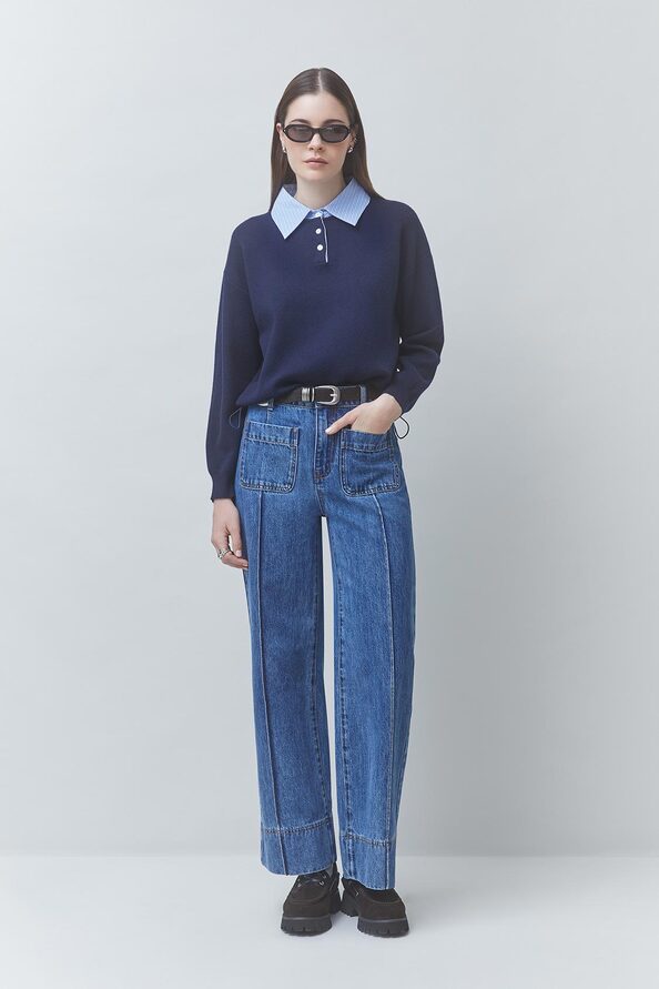 Pull polo bicolore bleu nuit SUNCOO FEMME Paulin porté de face avec col chemise rayé bleu ciel
