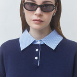 Zoom sur le col chemise à fines rayures et la patte de boutonnage du pull bleu nuit SUNCOO FEMME Paulin