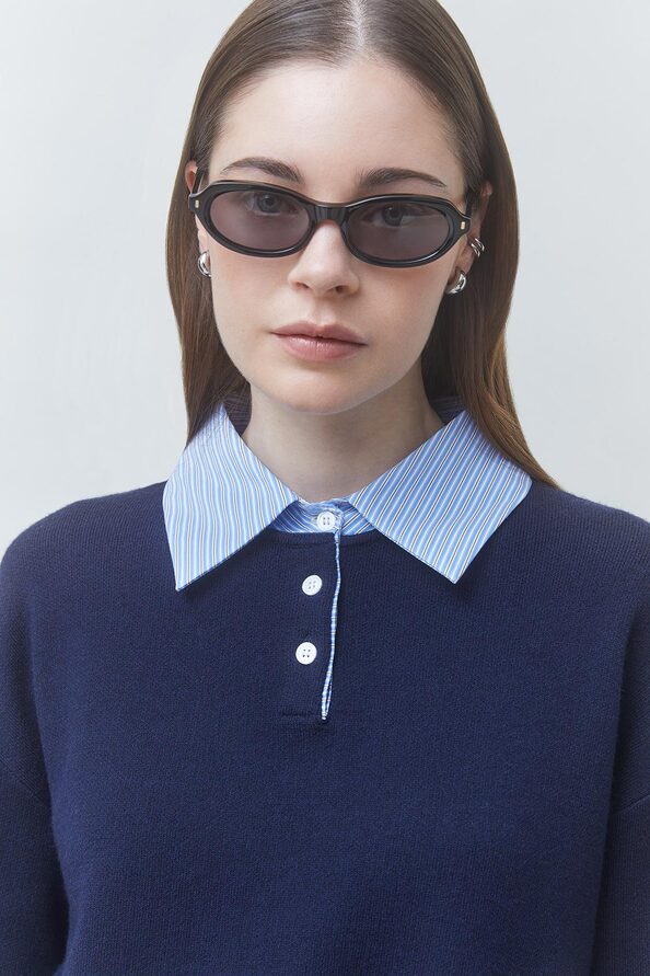 Zoom sur le col chemise à fines rayures et la patte de boutonnage du pull bleu nuit SUNCOO FEMME Paulin