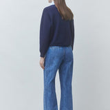 Vue de dos du pull polo bicolore bleu nuit SUNCOO FEMME Paulin porté avec un jean brut