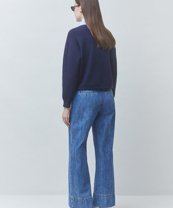 Vue de dos du pull polo bicolore bleu nuit SUNCOO FEMME Paulin porté avec un jean brut