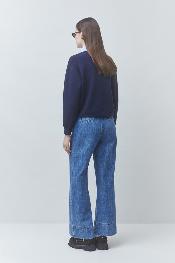 Vue de dos du pull polo bicolore bleu nuit SUNCOO FEMME Paulin porté avec un jean brut