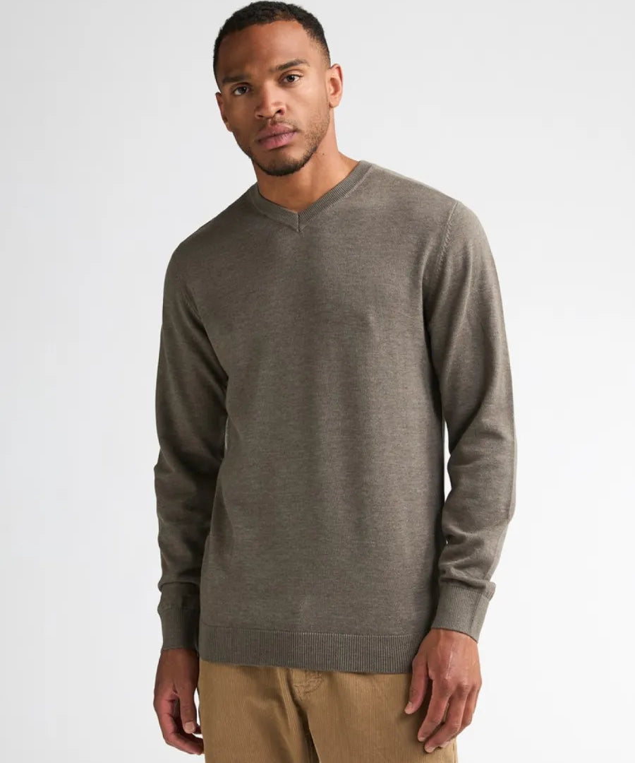 Pull col en V vert mousse Petrol Industries présenté de face avec un pantalon marron