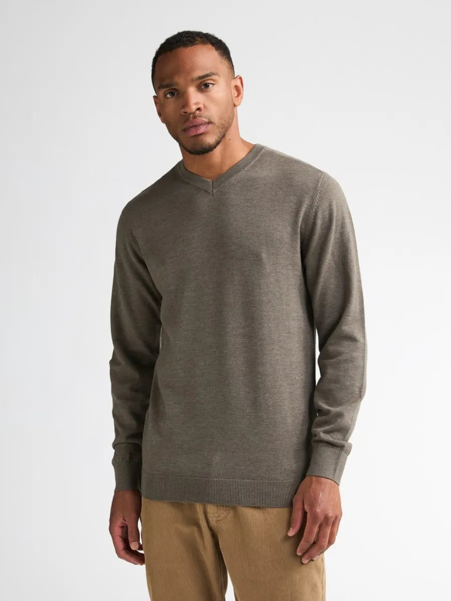 Pull col en V vert mousse Petrol Industries présenté de face avec un pantalon marron