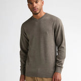 Pull col en V vert mousse Petrol Industries présenté de face avec un pantalon marron