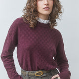 Zoom portrait du pull prune à motif damier et collerette blanche amovible SUNCOO FEMME Picola