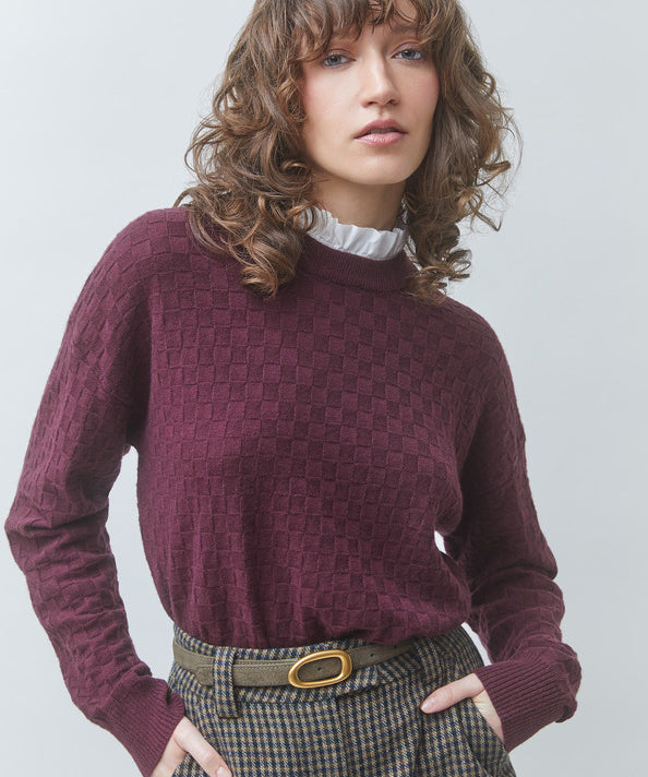 Zoom portrait du pull prune à motif damier et collerette blanche amovible SUNCOO FEMME Picola