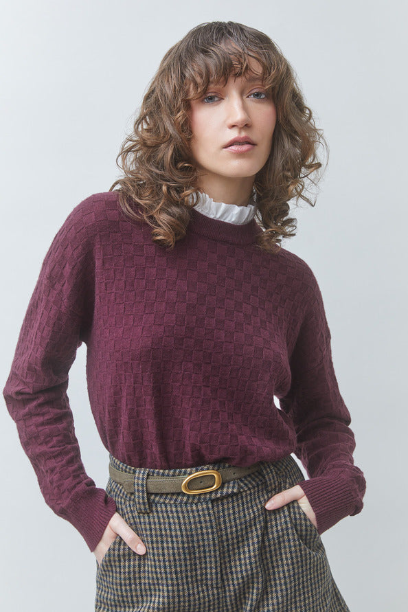 Zoom portrait du pull prune à motif damier et collerette blanche amovible SUNCOO FEMME Picola