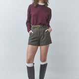 Look complet avec le pull prune Picola SUNCOO FEMME, short à carreaux et bottes hautes en cuir