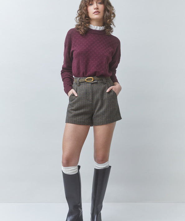 Look complet avec le pull prune Picola SUNCOO FEMME, short à carreaux et bottes hautes en cuir