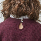 Gros plan sur la fermeture goutte d'eau au dos et les boutons bijoux du pull prune SUNCOO FEMME Picola