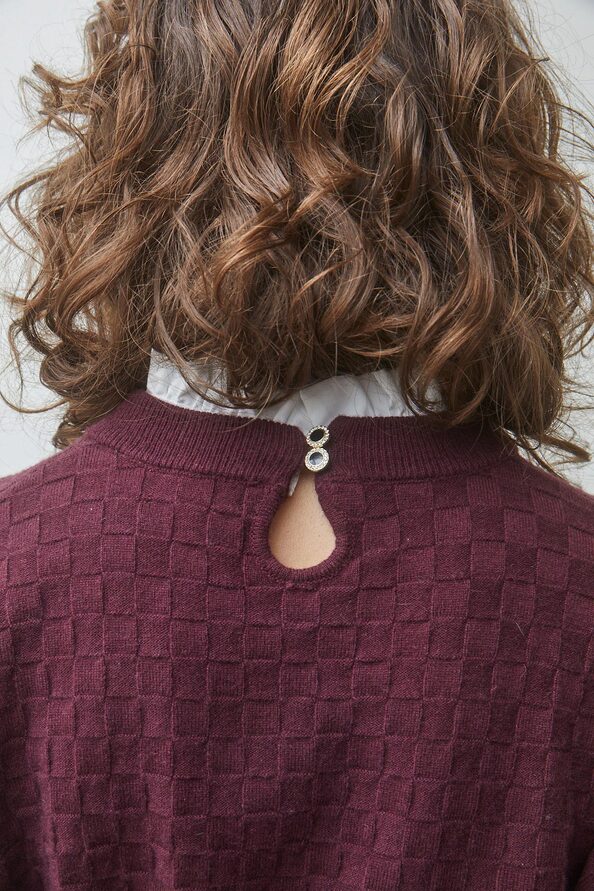 Gros plan sur la fermeture goutte d'eau au dos et les boutons bijoux du pull prune SUNCOO FEMME Picola