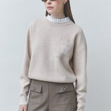 Zoom sur le col volanté blanc amovible et la poche brodée du pull beige SUNCOO FEMME Pacoli