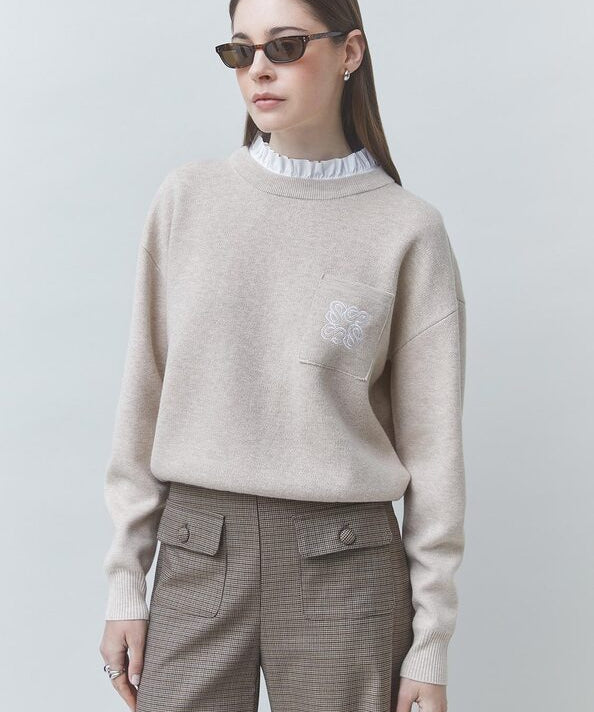Zoom sur le col volanté blanc amovible et la poche brodée du pull beige SUNCOO FEMME Pacoli
