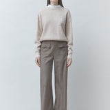 Pull en laine beige à collerette amovible SUNCOO FEMME Pacoli porté de face avec un pantalon pied-de-poule
