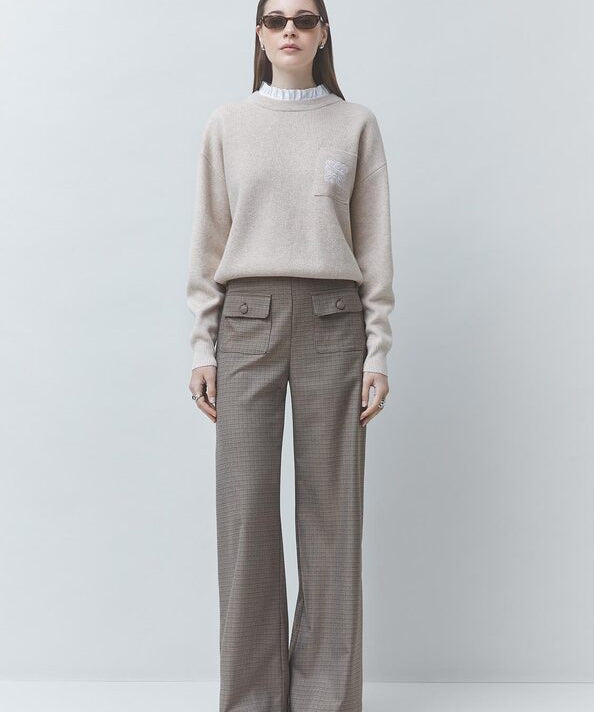 Pull en laine beige à collerette amovible SUNCOO FEMME Pacoli porté de face avec un pantalon pied-de-poule