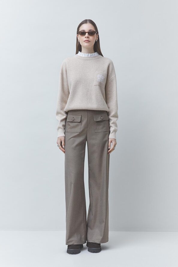 Pull en laine beige à collerette amovible SUNCOO FEMME Pacoli porté de face avec un pantalon pied-de-poule