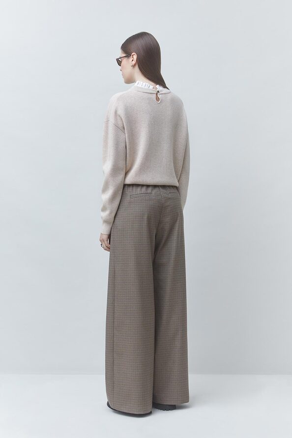 Vue de dos du pull beige SUNCOO FEMME Pacoli montrant le bouton d'attache au col