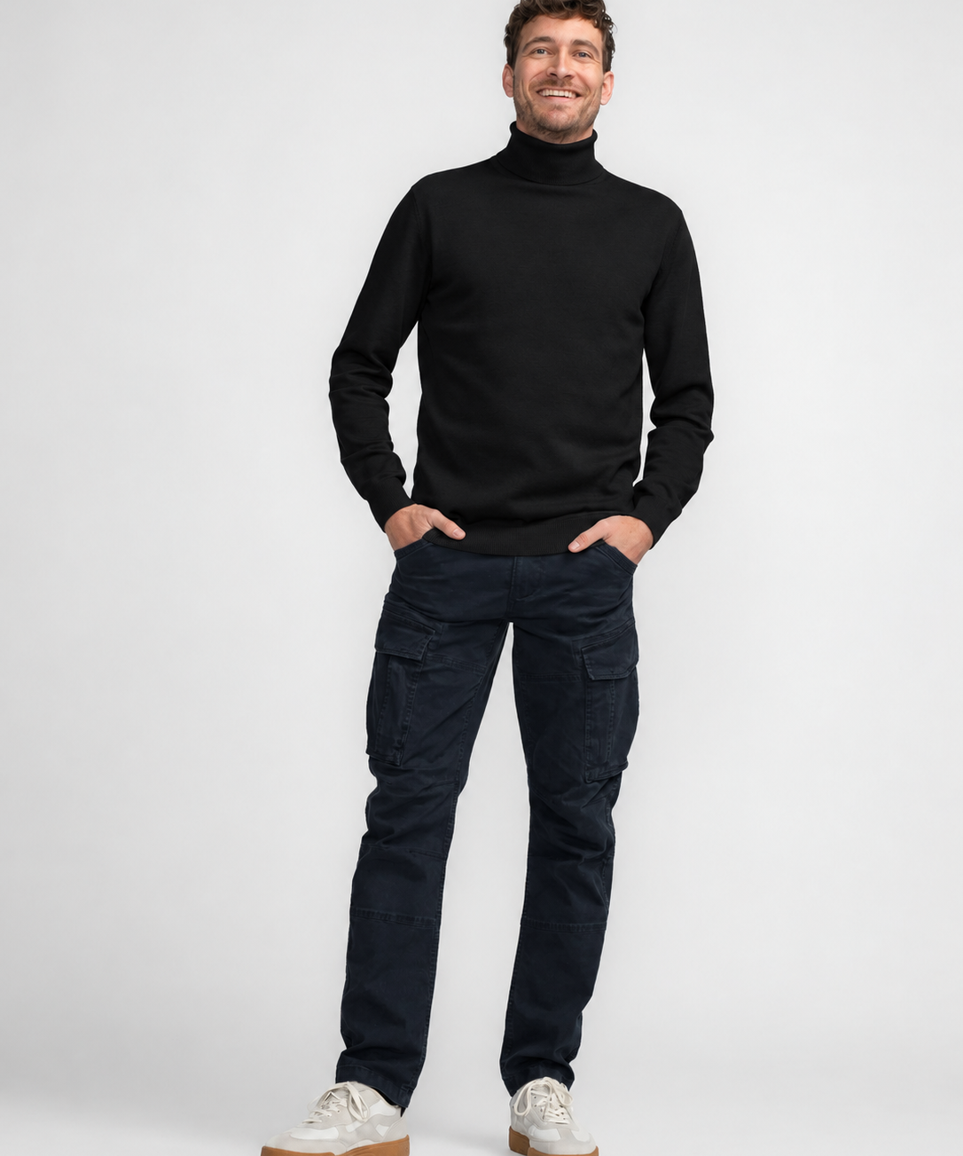 Look masculin complet avec le pull col roulé noir Petrol Industries et pantalon cargo et des baskets 