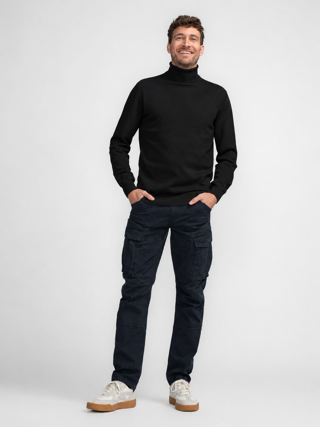 Look masculin complet avec le pull col roulé noir Petrol Industries et pantalon cargo et des baskets 