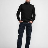 Look masculin complet avec le pull col roulé noir Petrol Industries et pantalon cargo et des baskets 