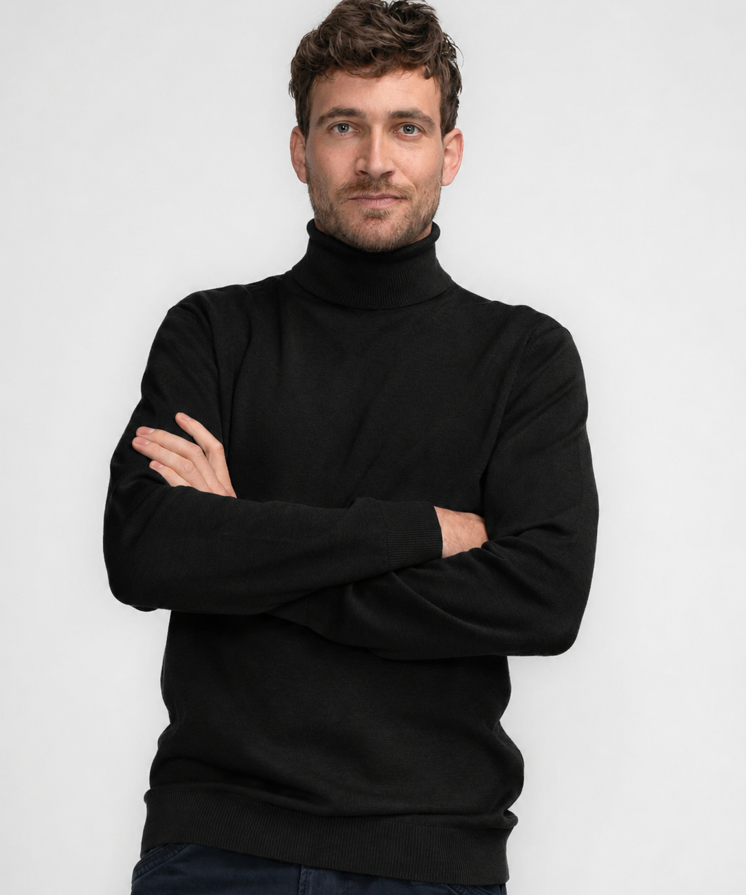 Mannequin homme les bras croisés portant le pull col roulé noir Petrol Industries de face