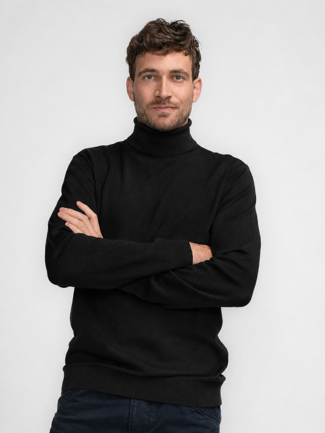 Mannequin homme les bras croisés portant le pull col roulé noir Petrol Industries de face