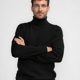 Mannequin homme les bras croisés portant le pull col roulé noir Petrol Industries de face