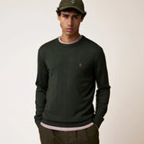 Mannequin homme portant le pull en laine Marly kaki FAGUO avec une casquette et un pantalon assortis