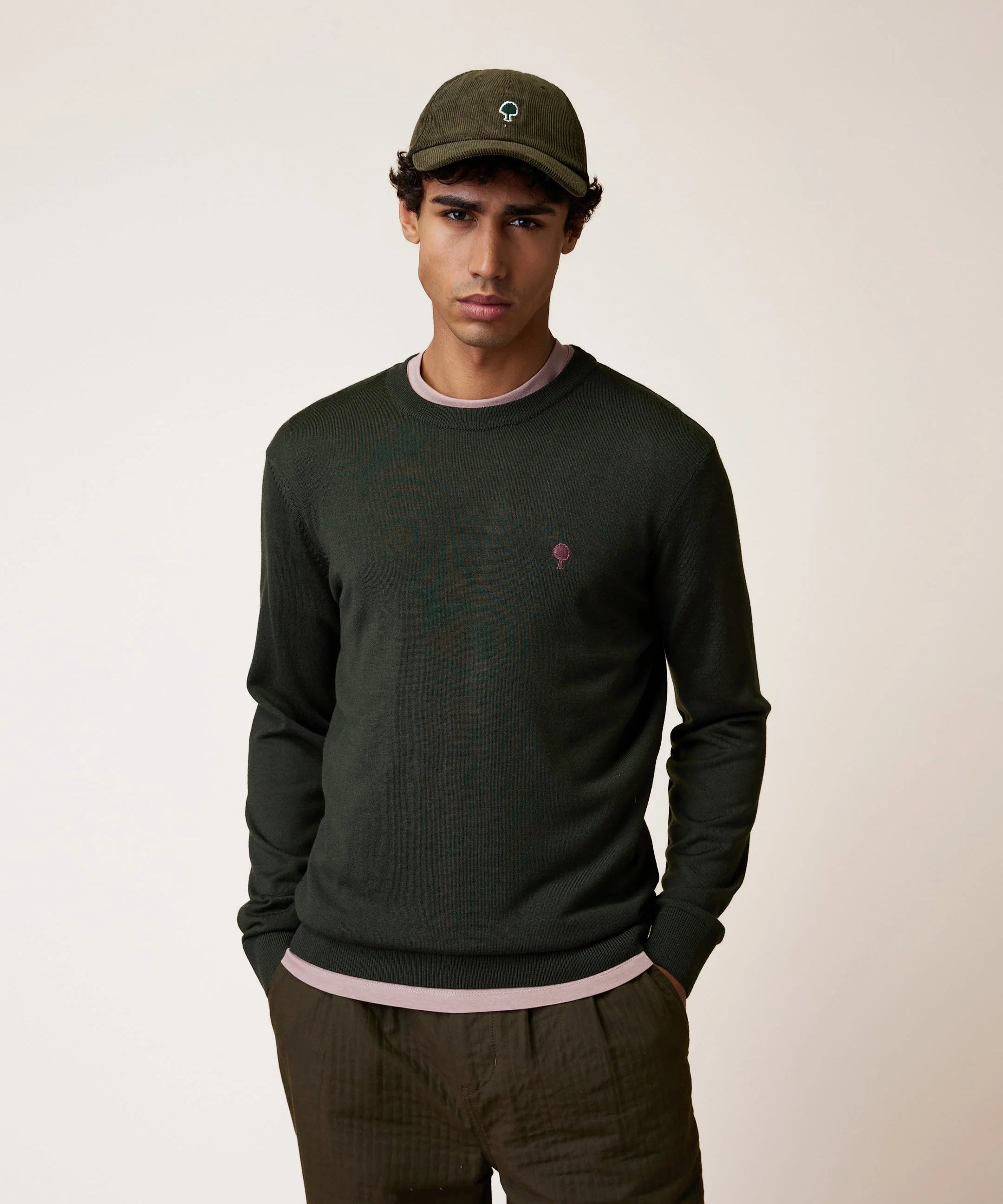 Mannequin homme portant le pull en laine Marly kaki FAGUO avec une casquette et un pantalon assortis