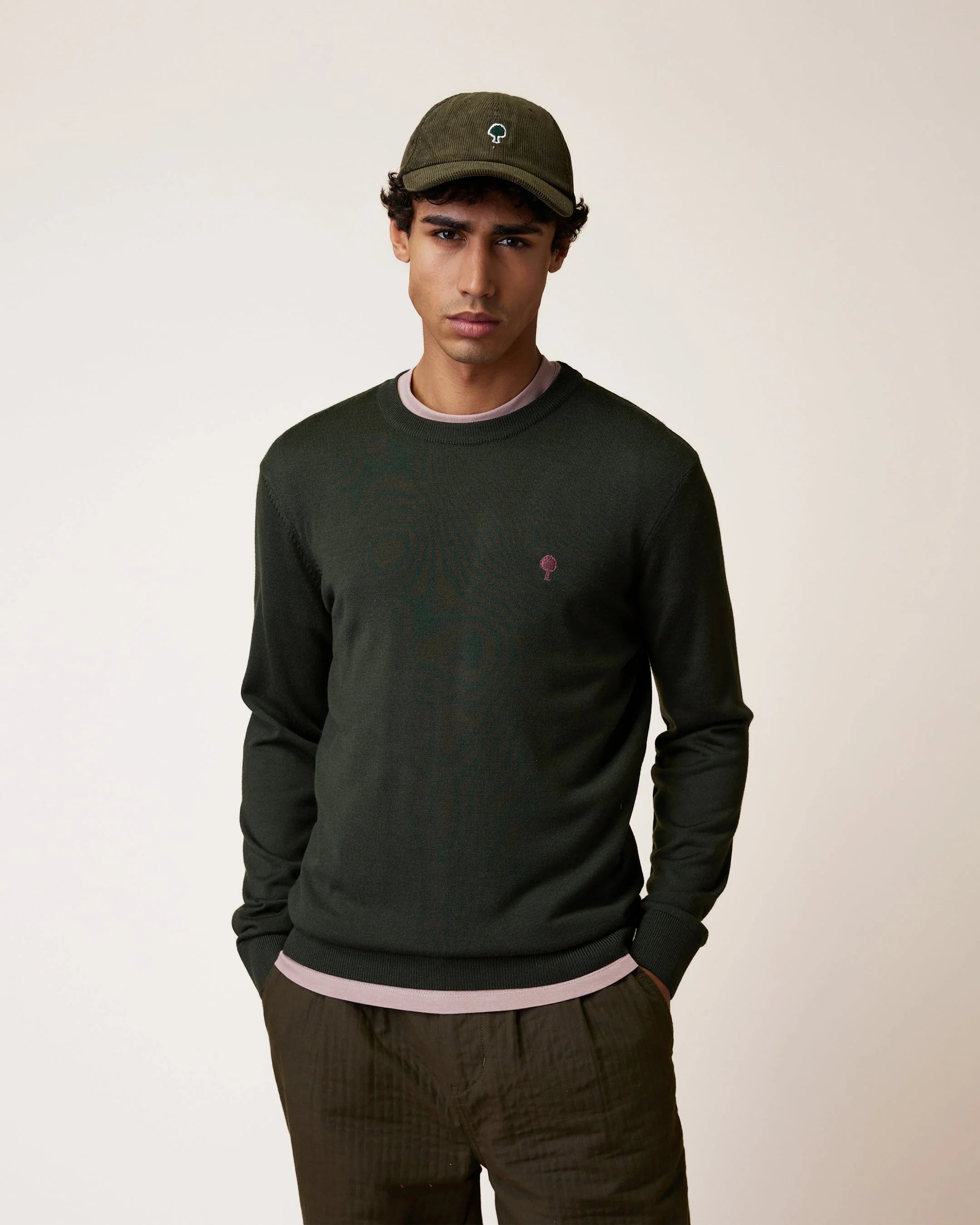 Mannequin homme portant le pull en laine Marly kaki FAGUO avec une casquette et un pantalon assortis
