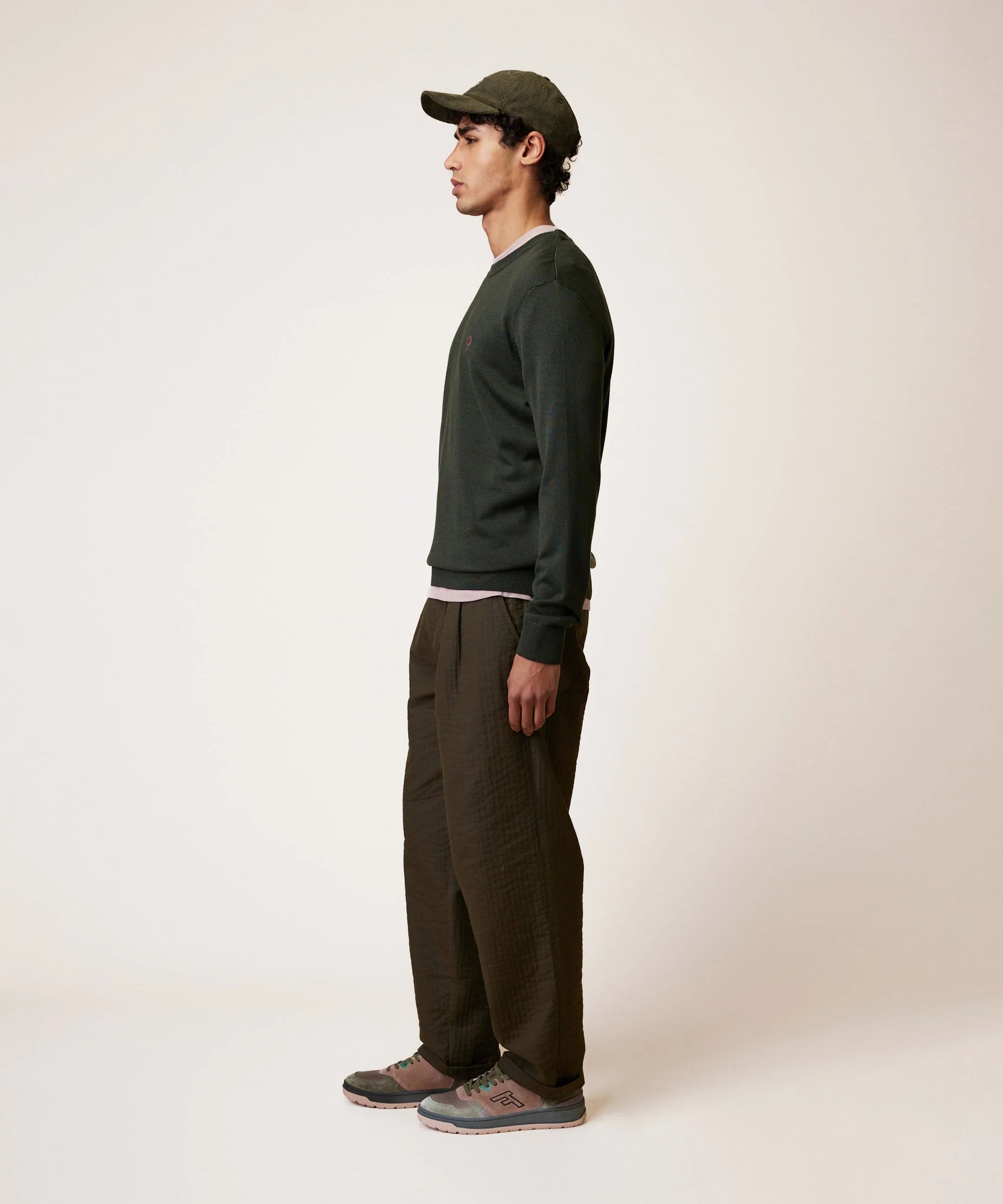 Vue de profil du mannequin portant le pull ajusté Marly kaki FAGUO