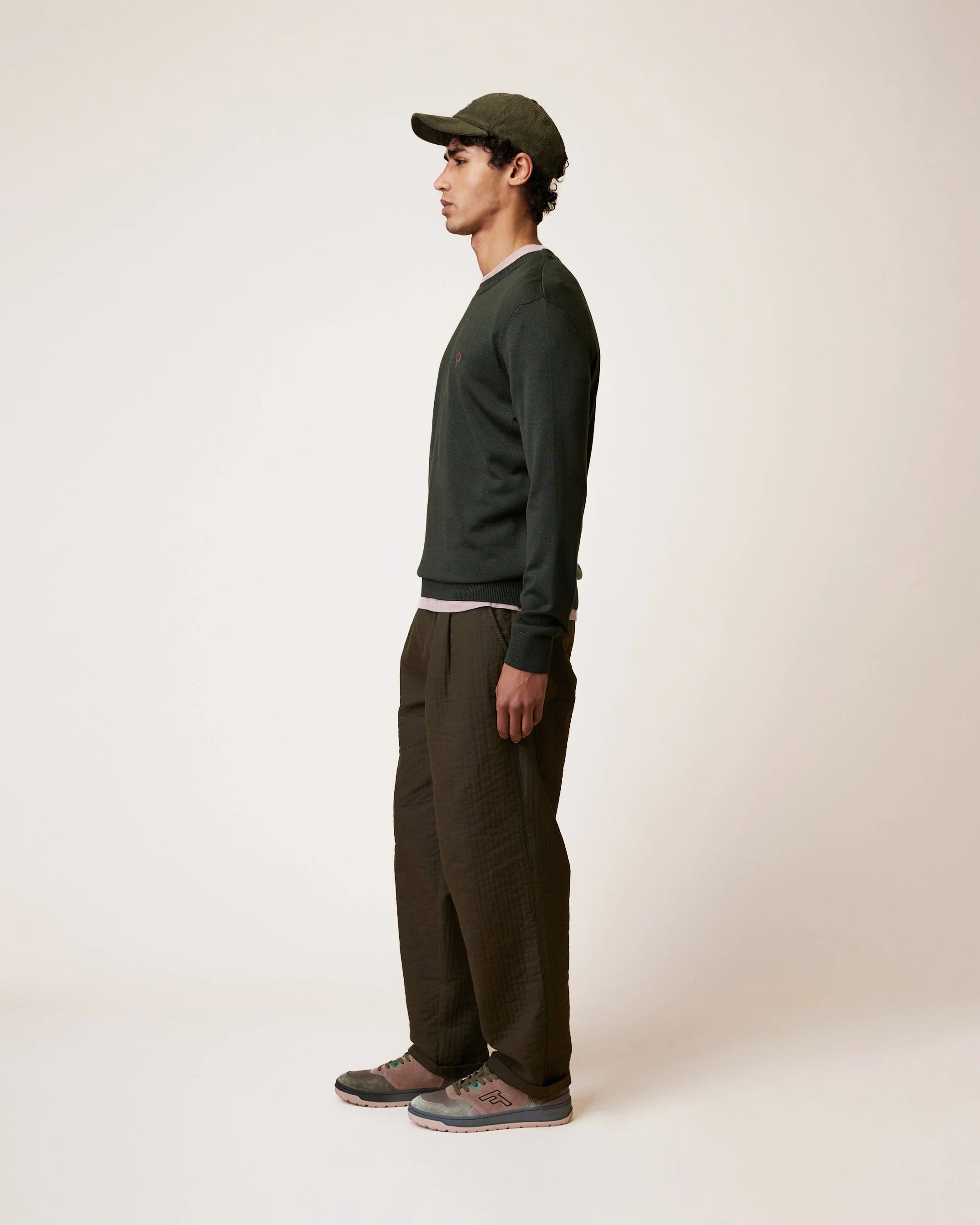 Vue de profil du mannequin portant le pull ajusté Marly kaki FAGUO