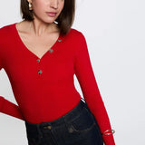 Zoom sur l'encolure V fantaisie et les boutons bijoux du pull fin rouge tomate MORGAN Mbiz