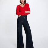 Silhouette complète en pull fin rouge ajusté MORGAN Mbiz et jean large brut taille haute et des bottines noires
