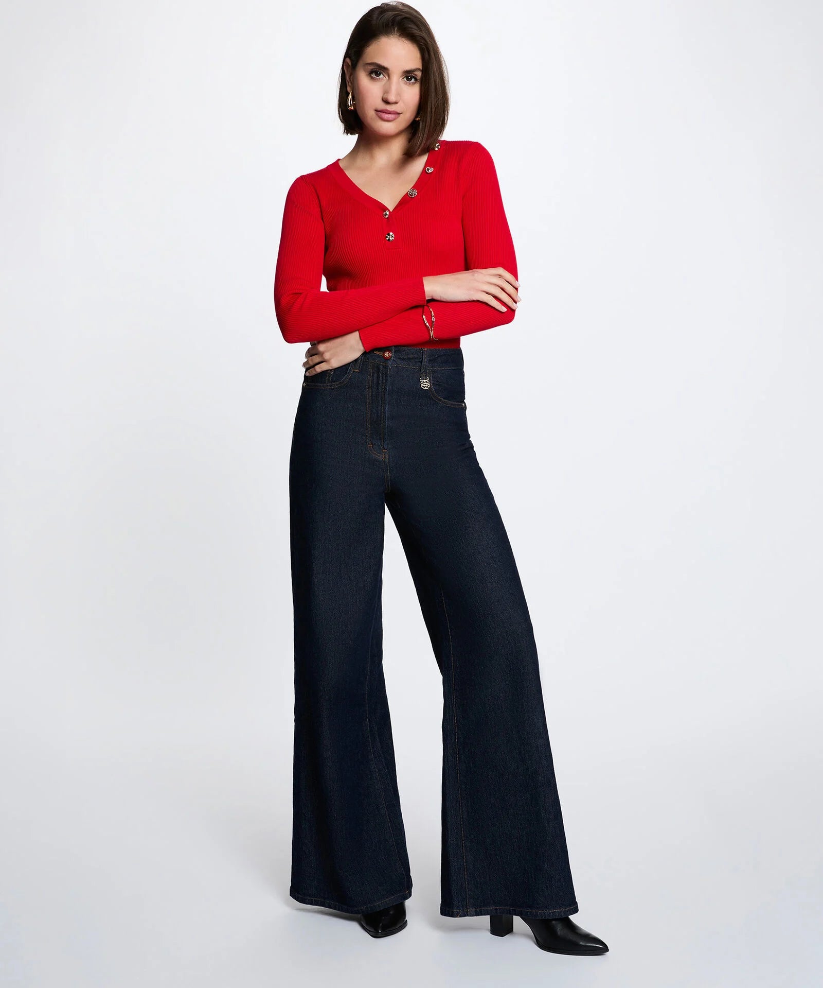 Silhouette complète en pull fin rouge ajusté MORGAN Mbiz et jean large brut taille haute et des bottines noires
