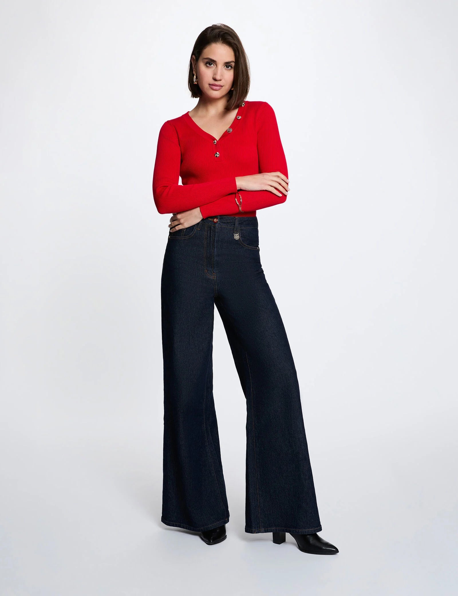 Silhouette complète en pull fin rouge ajusté MORGAN Mbiz et jean large brut taille haute et des bottines noires
