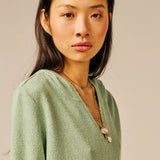 Pull léger col V à capuche Duyck - Vert sauge - SUN VALLEY FEMME