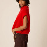 Vue de profil du pull sans manches oversize en kid mohair rouge Alize DES PETITS HAUTS